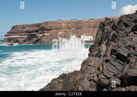 Onde che si infrangono sulle rocce da Los Molinos borgo peschereccio di Fuerteventura isole Canarie Foto Stock