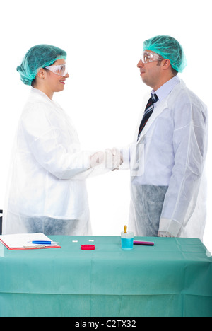 Gli scienziati di persone dando stretta di mano e avente un incontro in laboratorio Foto Stock