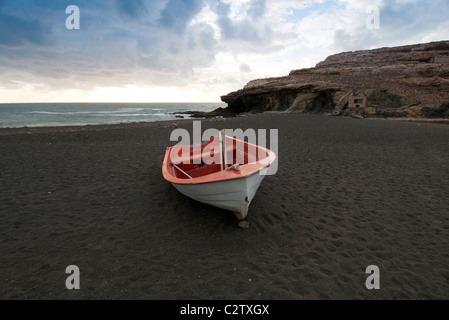 Piccola barca sulla spiaggia di Ajuy Fuerteventura Isole Canarie Foto Stock