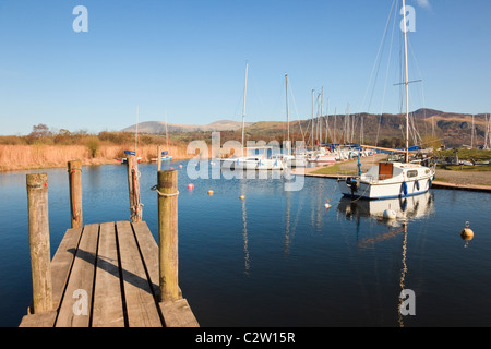 Portinscale, Keswick, Cumbria, Inghilterra, Regno Unito. Pontile in legno ormeggiate barche in Derwentwater marina nel Parco Nazionale del Distretto dei Laghi Foto Stock