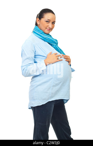 Sorridenti donna incinta in piedi nel profilo di semi e tenendo le mani sulla pancia isolati su sfondo bianco Foto Stock