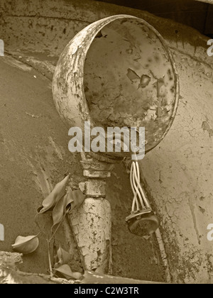 Luce di testa di formazione della ruggine, antichi carrello a Junkyard, India Foto Stock