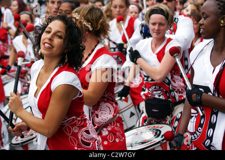 Un gruppo batteristi effettuando al carnevale di Notting Hill a ovest di Londra. Foto Stock