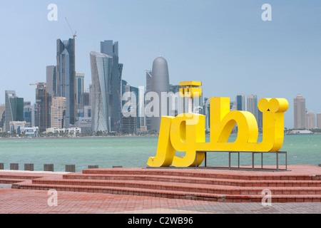 Vista dal Corniche di torri di uffici nel quartiere degli affari a Doha in Qatar Foto Stock