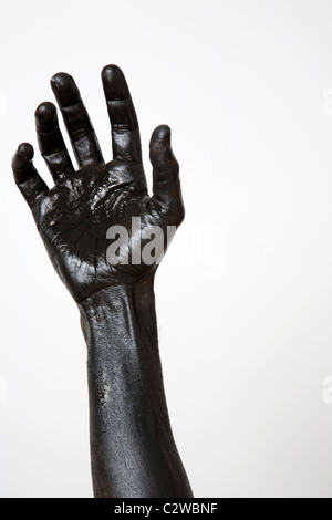 Verniciato di colore nero della mano e del braccio Foto Stock