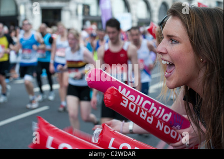 Le ragazze a fare il tifo per i corridori nella maratona di Londra 2011 Foto Stock