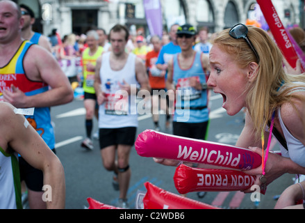 Le ragazze a fare il tifo per i corridori nella maratona di Londra 2011 Foto Stock