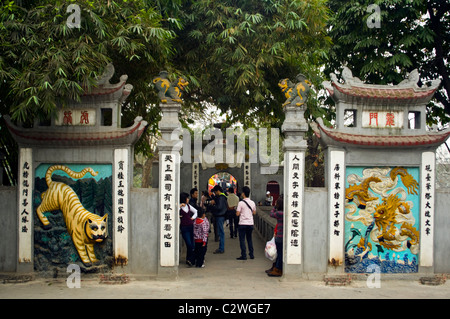 Vista orizzontale dell'entrata di Ngoc Son o Tempio di giada del tempio di montagna sul lago Hoan Kiem (Hồ Hoàn Kiếm) nel centro di Hanoi. Foto Stock