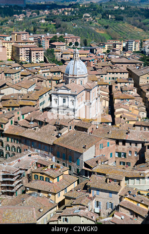 Vista sui tetti di Siena, Italia, verso la chiesa di Santa Maria di Provenzano in Piazza Provenzano Foto Stock