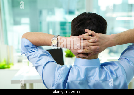Vista posteriore di imprenditore avente break in ufficio Foto Stock