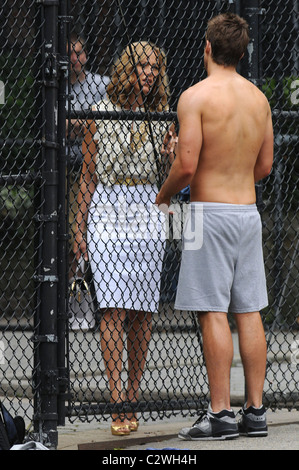 Kim Raver, Robert Buckley sul set di un film per "Rossetto Jungle' all'East Village di New York City, Stati Uniti d'America - 27.06.08 Doug Foto Stock