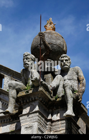 Giant Atlas figure portano il mondo con la Chiesa della Madonna delle Grazie (Igreja Nossa Senhora da Graca) a Evora, Portogallo. Foto Stock