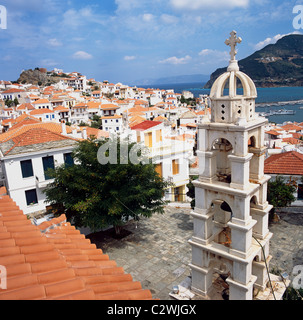 Guglia della chiesa nella città di Skopelos Isole Greche Grecia Hellas Foto Stock