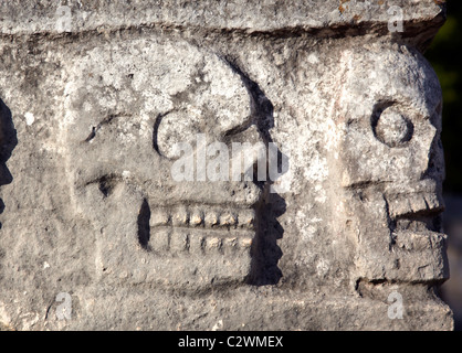 Pietra scolpita teschi a Chichen Itza rovine Maya Messico Foto Stock