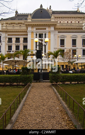 Verticale ampia angolazione di Hanoi Opera House" (Nhà hát lớn Hà Nội) e il cafe bistro nei giardini. Foto Stock