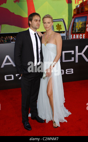 Stuart Townsend e Charlize Theron Los Angeles premiere di 'Hancock" tenutasi presso il Grauman's Chinese Theater - Arrivi Foto Stock