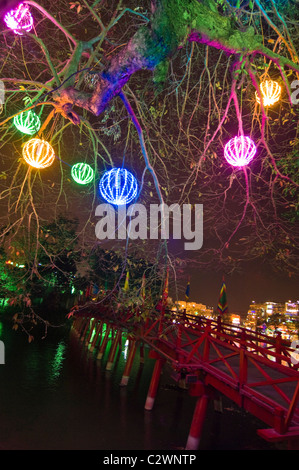 Verticale tempo di notte close up Thê Húc ponte di Ngoc Son tempio sul lago Hoan Kiem nel centro di Hanoi. Foto Stock