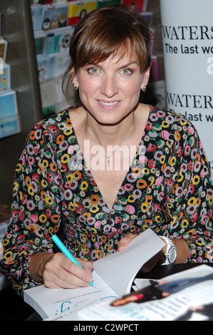 Fiona Bruce Fiona Bruce e Jacqui finimenti firmare copie del loro nuovo album "avvy!: La ragazza moderna guida per farlo tutti senza Foto Stock