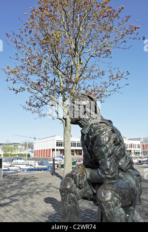 Una statua di John Cabot, la explorer e navigator,cercando whistfuly presso il fiume Avon su Bristol strette Quay Foto Stock