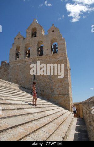 La chiesa del tetto della cattedrale di Notre Dame de la Mer a Les Saintes Maries-de-la-Mer è un alto punto di vista nel corso della Camargue weltlands in Francia Foto Stock