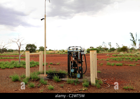 Resti di una vecchia pompa carburante in Wittenoom, Pilbara, Northwest Australia Foto Stock