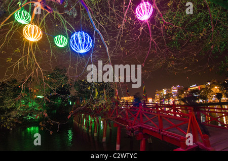 Notte orizzontale volta close up Thê Húc ponte di Ngoc Son o Tempio di giada del tempio di montagna sul lago Hoan Kiem nel centro di Hanoi. Foto Stock