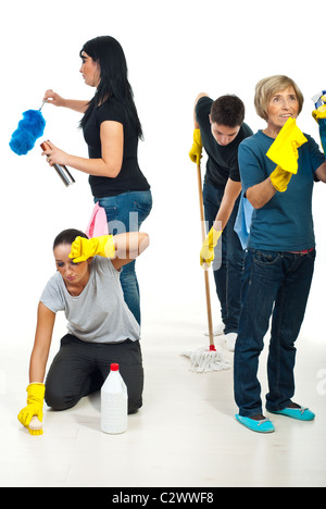 Quattro persone al lavoro di squadra lavorando duro per la pulizia casa e tutti loro fare lavori diversi Foto Stock
