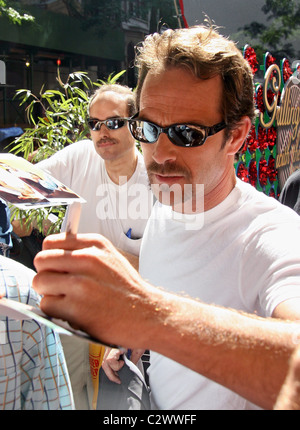 Luke Perry al di fuori di ABC Studios dopo che compaiono su 'Live con Regis e Kelly " New York City, Stati Uniti d'America - 03.07.08 Ray Filmano / Foto Stock