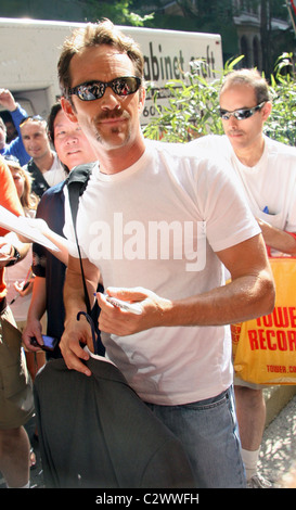 Luke Perry al di fuori di ABC Studios dopo che compaiono su 'Live con Regis e Kelly " New York City, Stati Uniti d'America - 03.07.08 Ray Filmano / Foto Stock