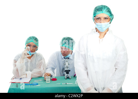 Laboratorio donna di fronte a immagine e il suo lavoro di team e fare esperimenti Foto Stock