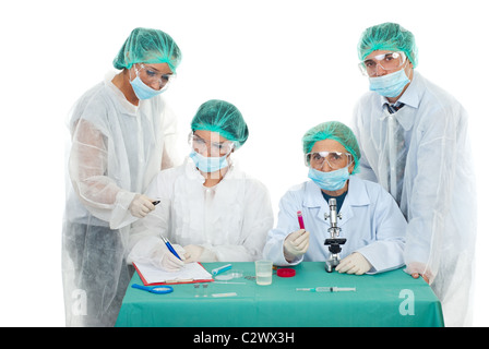 Team di quattro scienziato che lavora in laboratorio e una conversazione Foto Stock