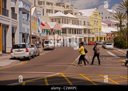 Pedoni che attraversano Front Street, Hamilton Bermuda Foto Stock