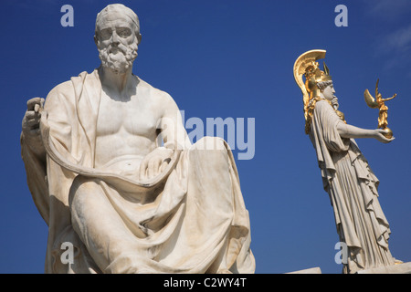 Austria, Vienna, Statua di greco storico Polibio e la Dea Atena di fronte al palazzo del Parlamento. Foto Stock