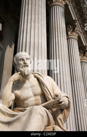 Austria, Vienna, seduto statua del filosofo greco Erodoto nella parte anteriore delle colonne del palazzo del Parlamento. Foto Stock