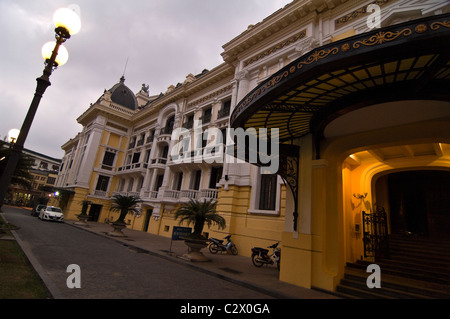 Angolare orizzontale ampio angolo di Hanoi Opera House" (Nhà hát lớn Hà Nội) al tramonto. Foto Stock