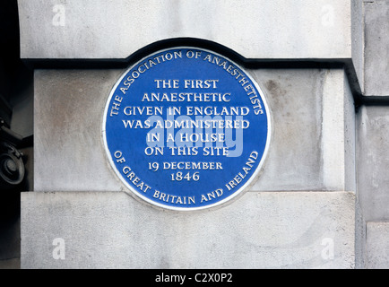 Targa blu su un edificio a Gower Street, Londra, che commemora il primo anestetico dato in Inghilterra nel 1846. Foto Stock