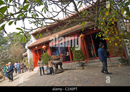 Vista orizzontale di Ngoc Son o Tempio di giada del tempio di montagna sul lago Hoan Kiem (Hồ Hoàn Kiếm) nel centro di Hanoi. Foto Stock