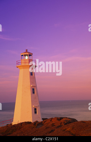 Viste donna faro @ sunset Cape lancia il Sito Storico Nazionale di San Johns Terranova in Canada autunno Foto Stock