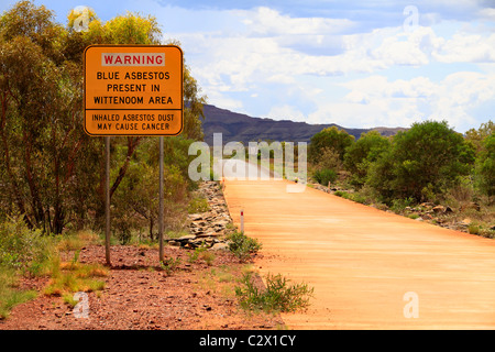 Amianto blu strada segno di avvertimento, Wittenoom, Pilbara, Northwest Australia Foto Stock