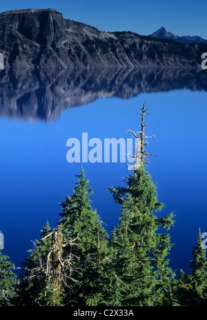 Acqua calma al parco nazionale di Crater Lake in Oregon Foto Stock