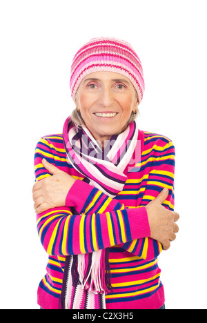 Bella sorridente senior donna vestita di rosa vestiti a maglia in piedi con le mani incrociate isolato su sfondo bianco Foto Stock