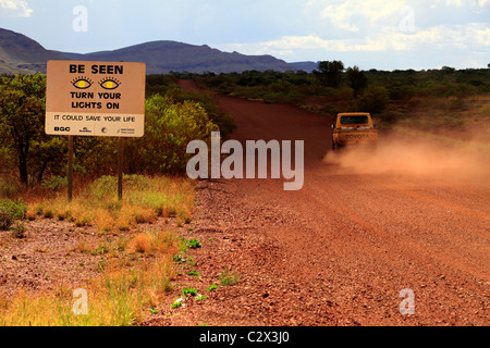 Girare le luci per la circolazione su strada segno di avvertimento, Pilbara, Northwest Australia Foto Stock