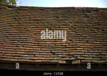 Molto vecchio tetto di tegole in necessità di riparazione Foto Stock