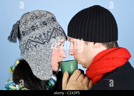 Coppia di giovani vestiti in abiti invernali con cappelli sulle testine,maglioni in piedi faccia a faccia e sembrava Foto Stock