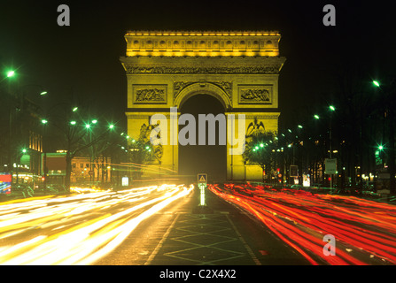 Arc de Triomphe di notte, Parigi, Francia, offuscata semaforo Foto Stock