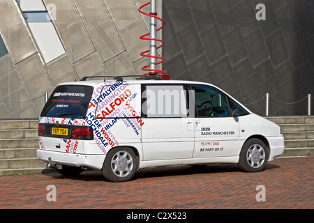 BBC Radio Manchester OB van in The Lowry arts center, Salford Quays, Salford, Greater Manchester, Inghilterra, Regno Unito Foto Stock