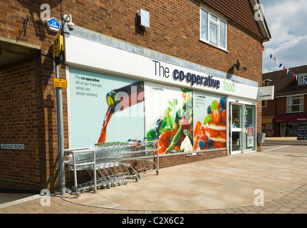 Esterno del Co-Operative negozio di generi alimentari, Grayshott, Hampshire, Regno Unito Foto Stock