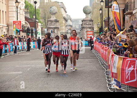 Mens elite runners alla maratona di Londra 2011,Church Street, Londra Greenwich, Inghilterra, Regno Unito. Foto Stock