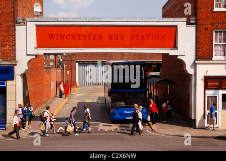 Winchester, dalla stazione degli autobus in Hampshire. Foto Stock