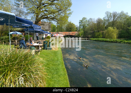 Vista del riverside Mayfly Pub al Fullerton, Fiume, Test Valley, Hampshire, Regno Unito Foto Stock